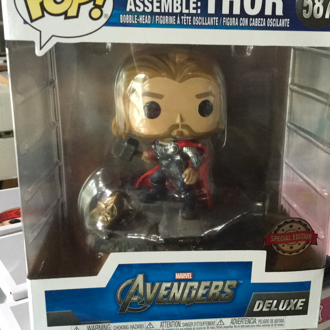 Funko POP! Marvel: Avengers Infinity War Thor Bobblehead Figure