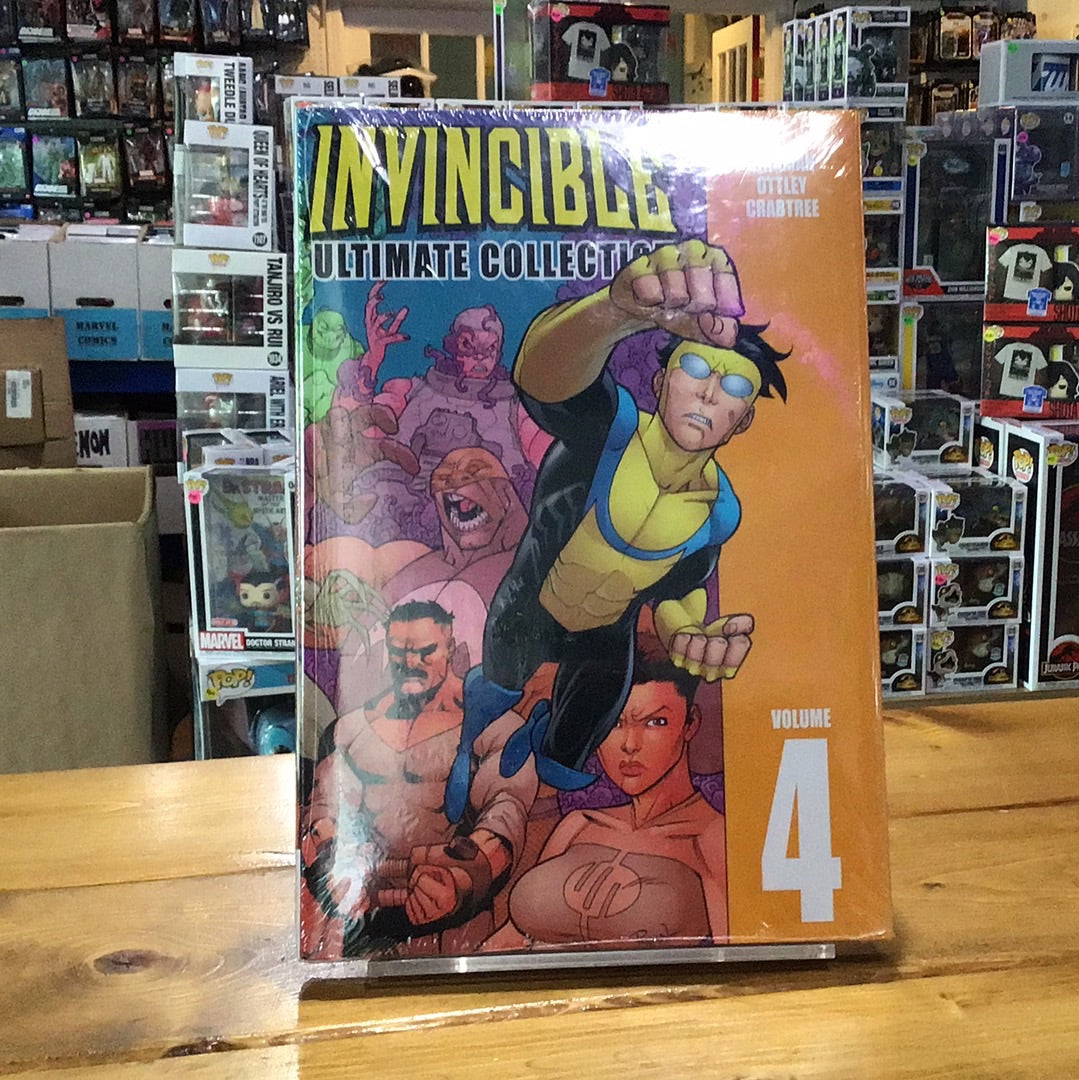 Invincible: The Ultimate Collection Volume 1 (Invincible Ultimate  Collection, 1)